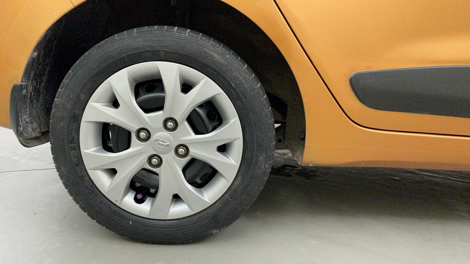 Used 2015 Hyundai Grand i10 Sportz 1.2 Kappa VTVT Petrol Manual tyres RIGHT REAR TYRE RIM VIEW