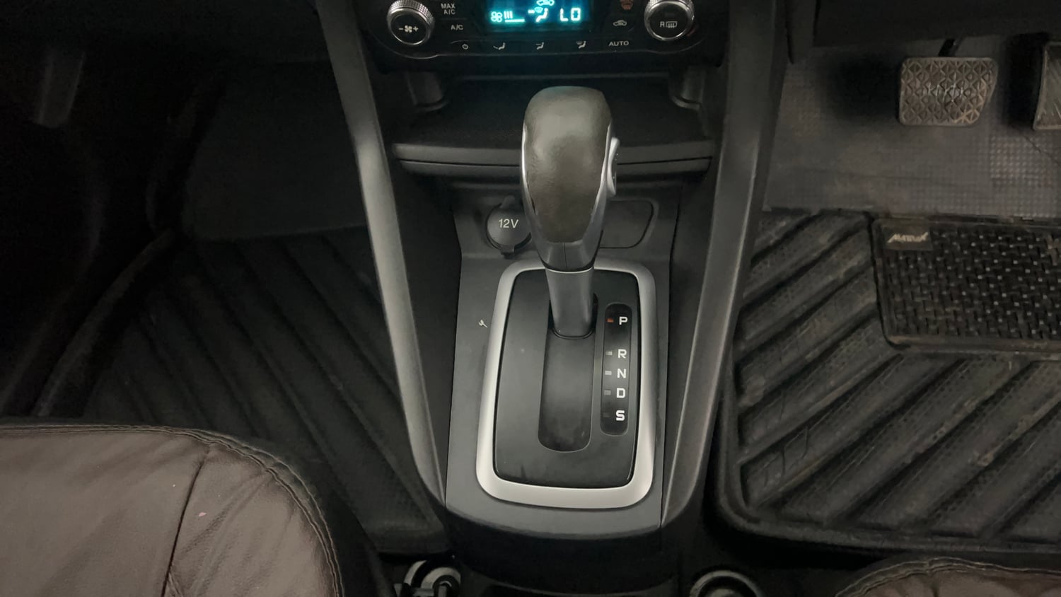 Used 2016 Ford Figo Titanium 1.5 Ti-VCT AT Petrol Automatic interior GEAR  KNOB VIEW