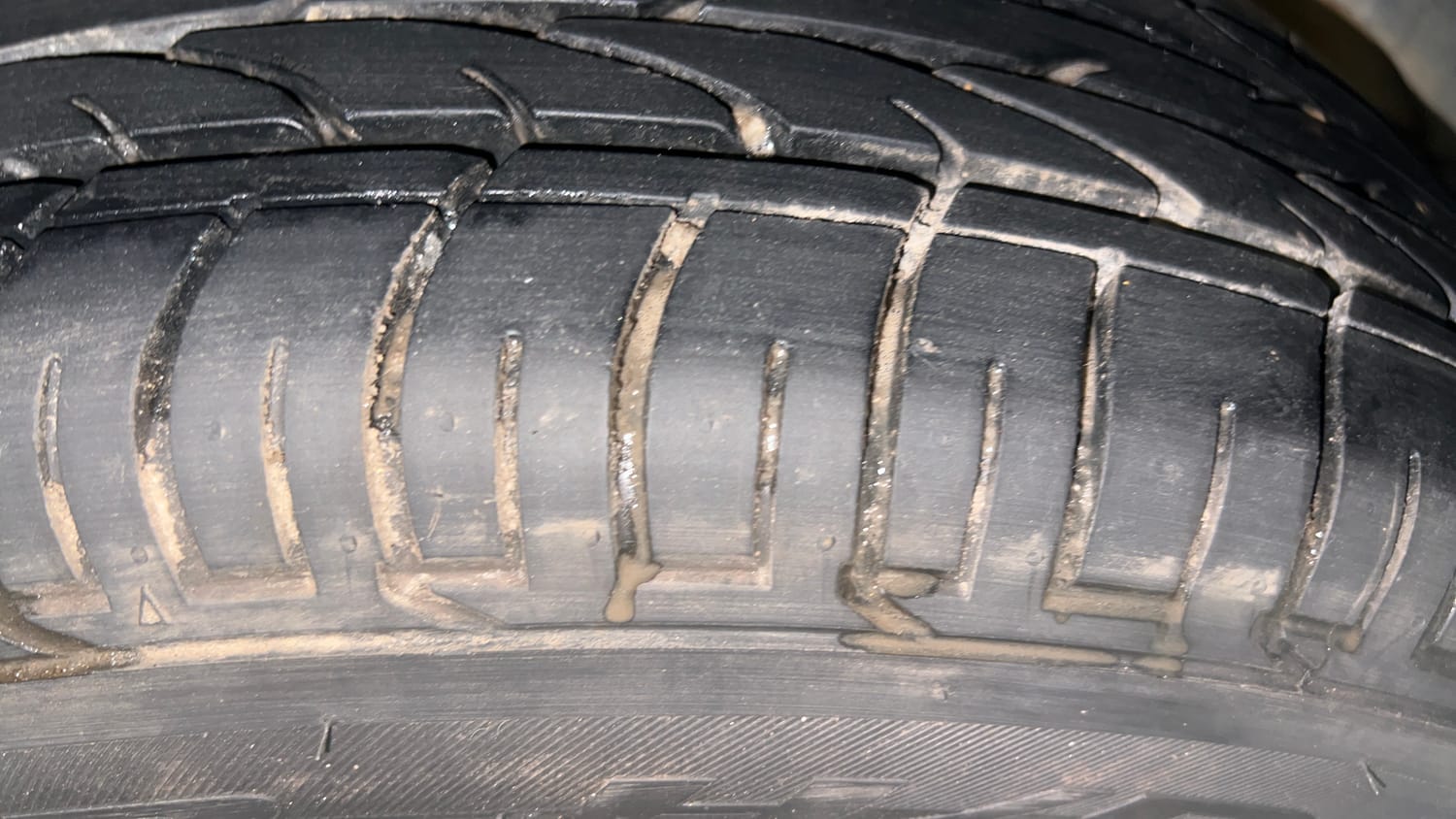 Used 2024 Mahindra XUV 300 W8 (O) 1.2 Petrol Petrol Manual tyres LEFT REAR TYRE TREAD VIEW