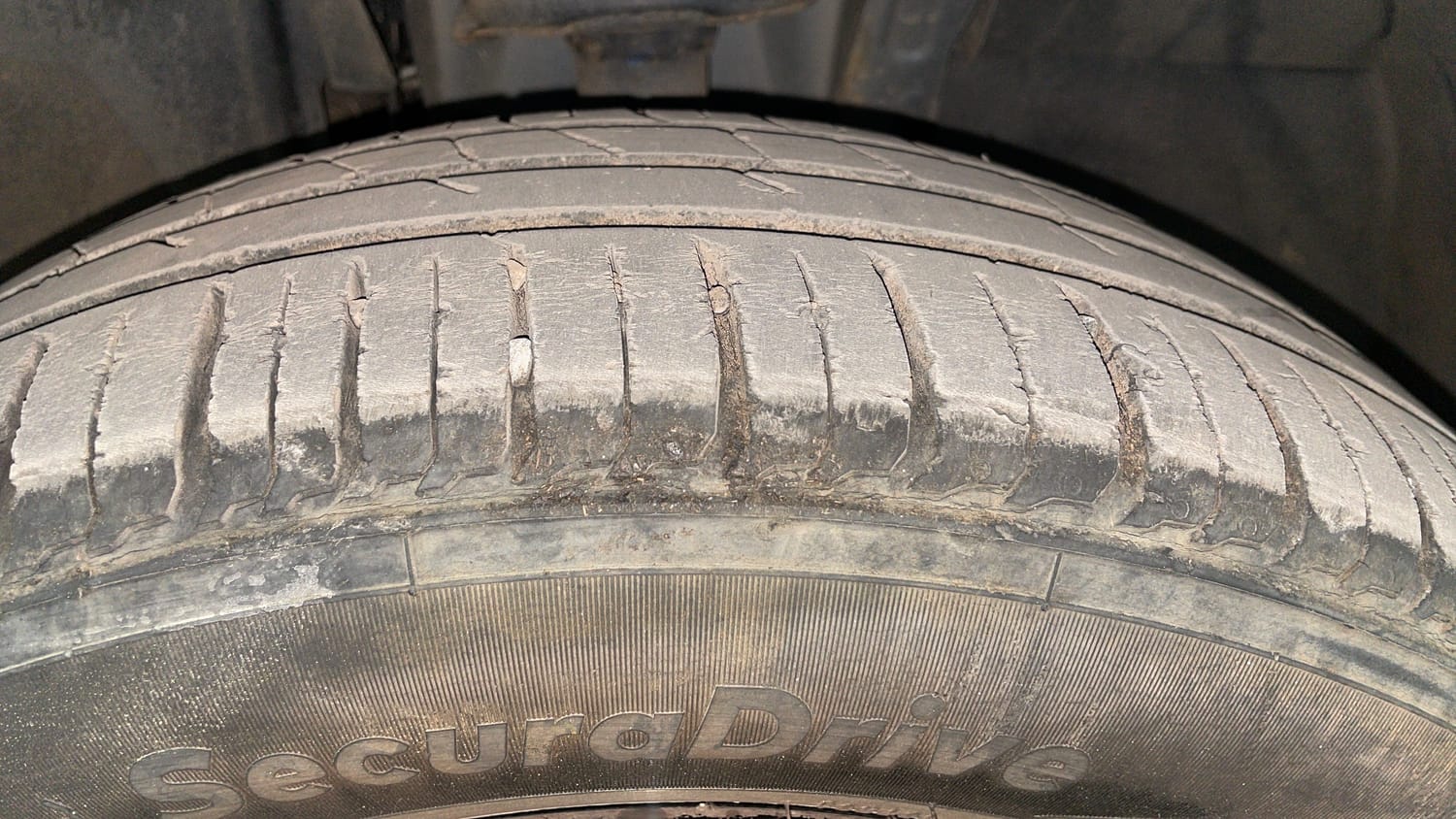Used 2021 Renault Triber RXZ EASY-R AMT Petrol Automatic tyres RIGHT FRONT TYRE TREAD VIEW