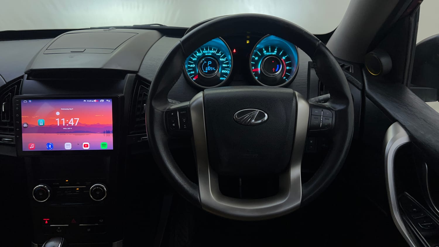 Used 2019 Mahindra XUV500 W9 AT Diesel Automatic interior STEERING VIEW
