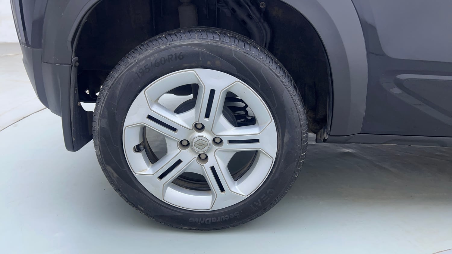 Used 2024 Renault Kiger RXT AMT Petrol Automatic tyres RIGHT REAR TYRE RIM VIEW