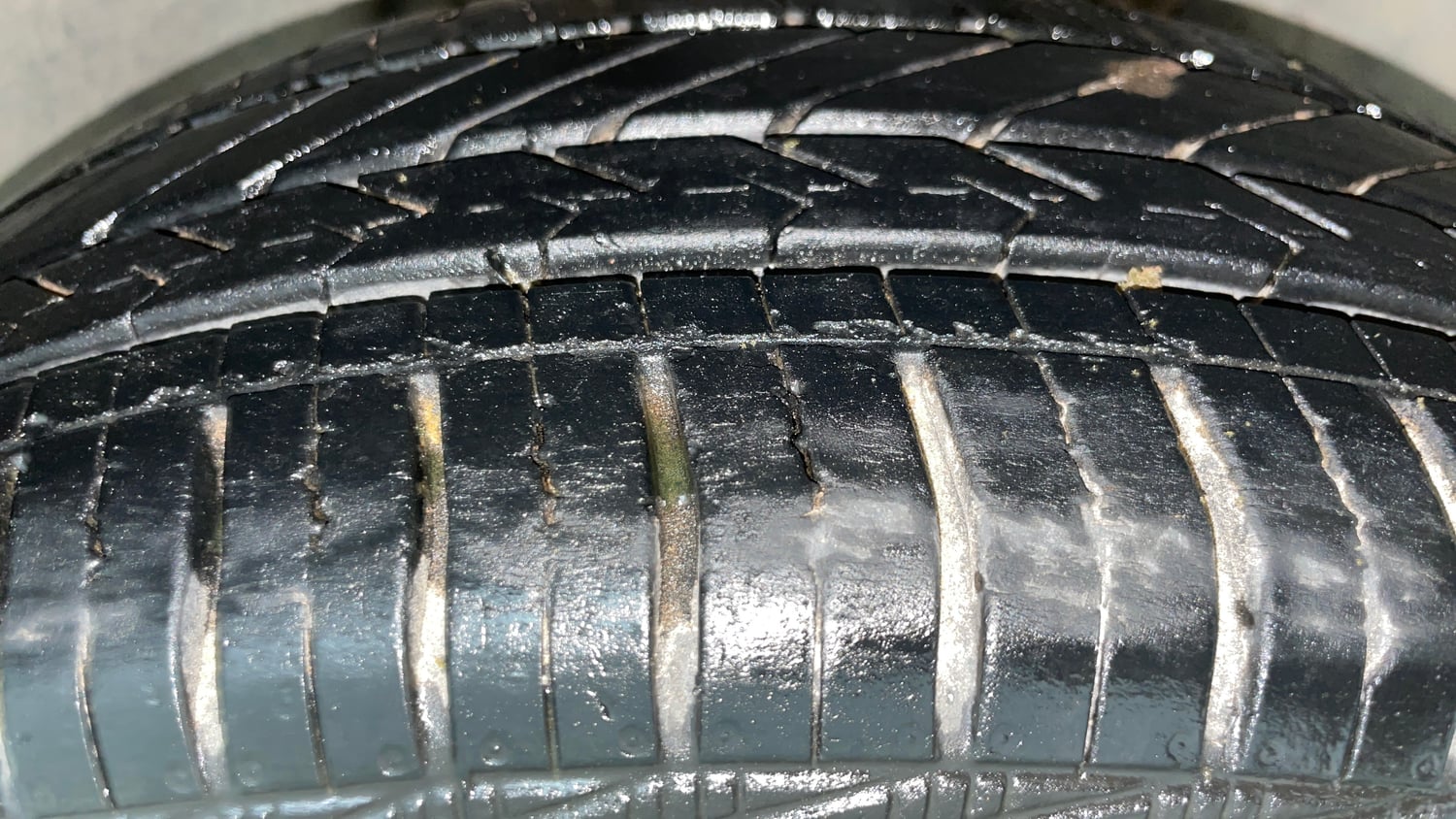 Used 2016 Tata Tiago Revotron XT Petrol Manual tyres RIGHT FRONT TYRE TREAD VIEW