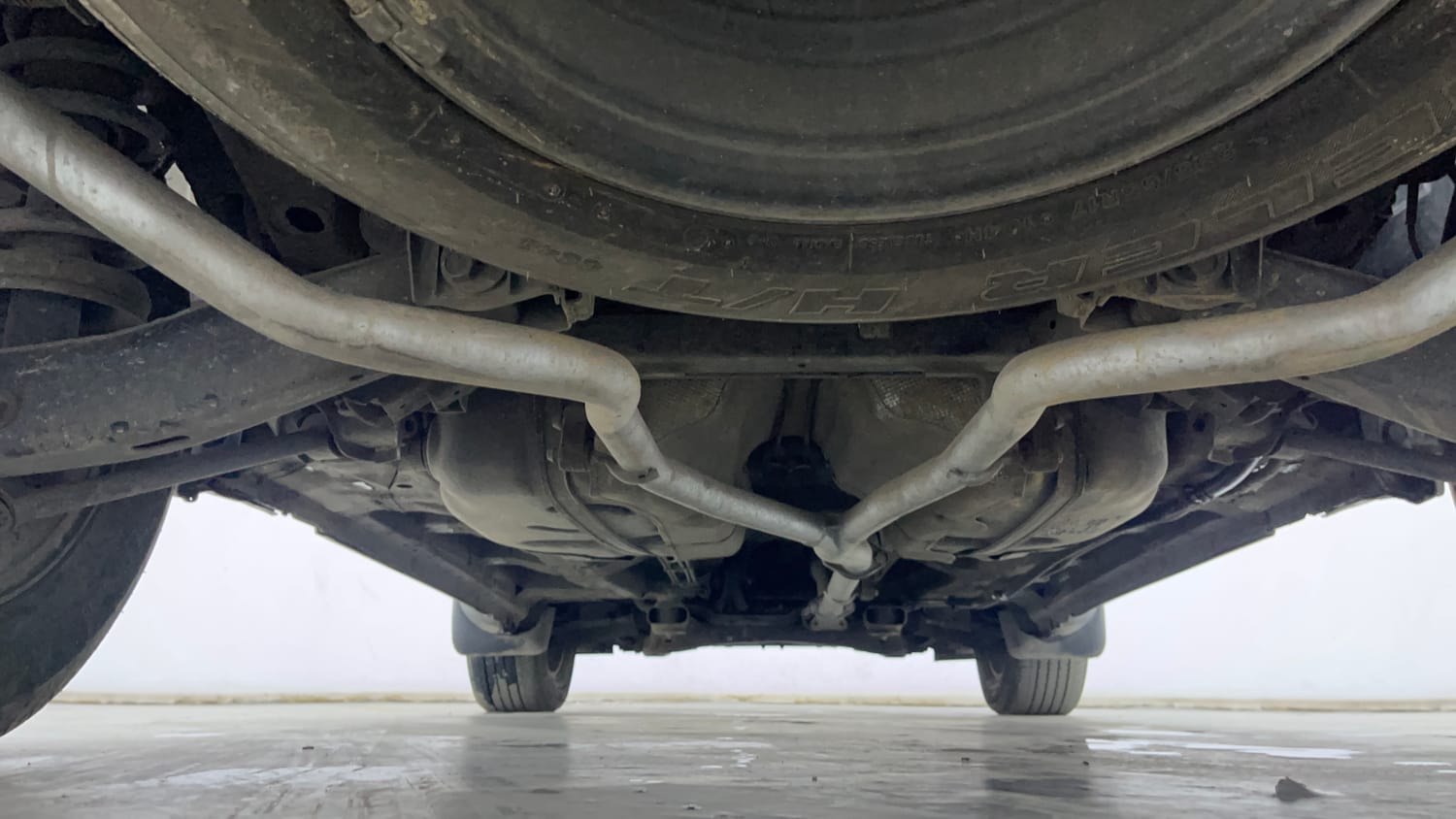Used 2016 Mahindra XUV500 W10 AT Diesel Automatic extra REAR UNDERBODY VIEW (TAKEN FROM REAR)