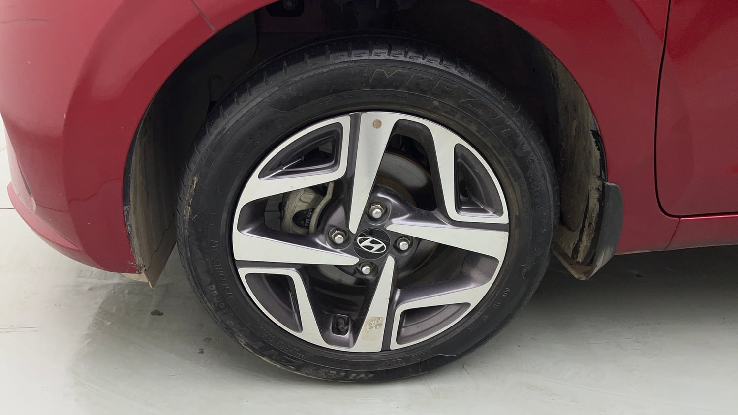 Used 2022 Hyundai Aura SX Plus 1.2 AMT Petrol Petrol Automatic tyres LEFT FRONT TYRE RIM VIEW