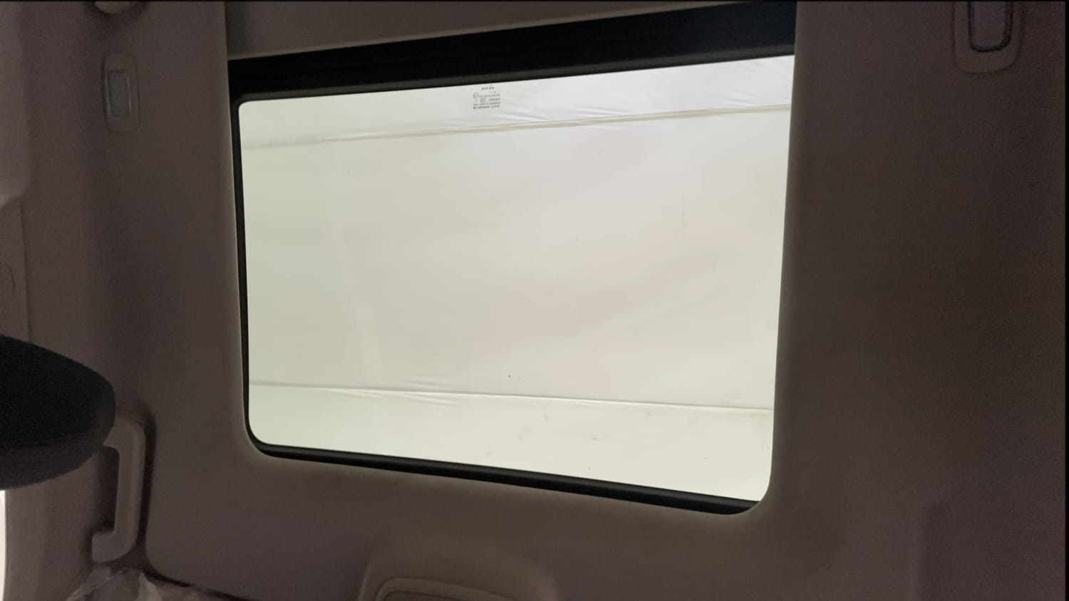 Used 2022 Mahindra XUV700 AX 5 Petrol AT 5 STR Petrol Automatic top_features Sunroof