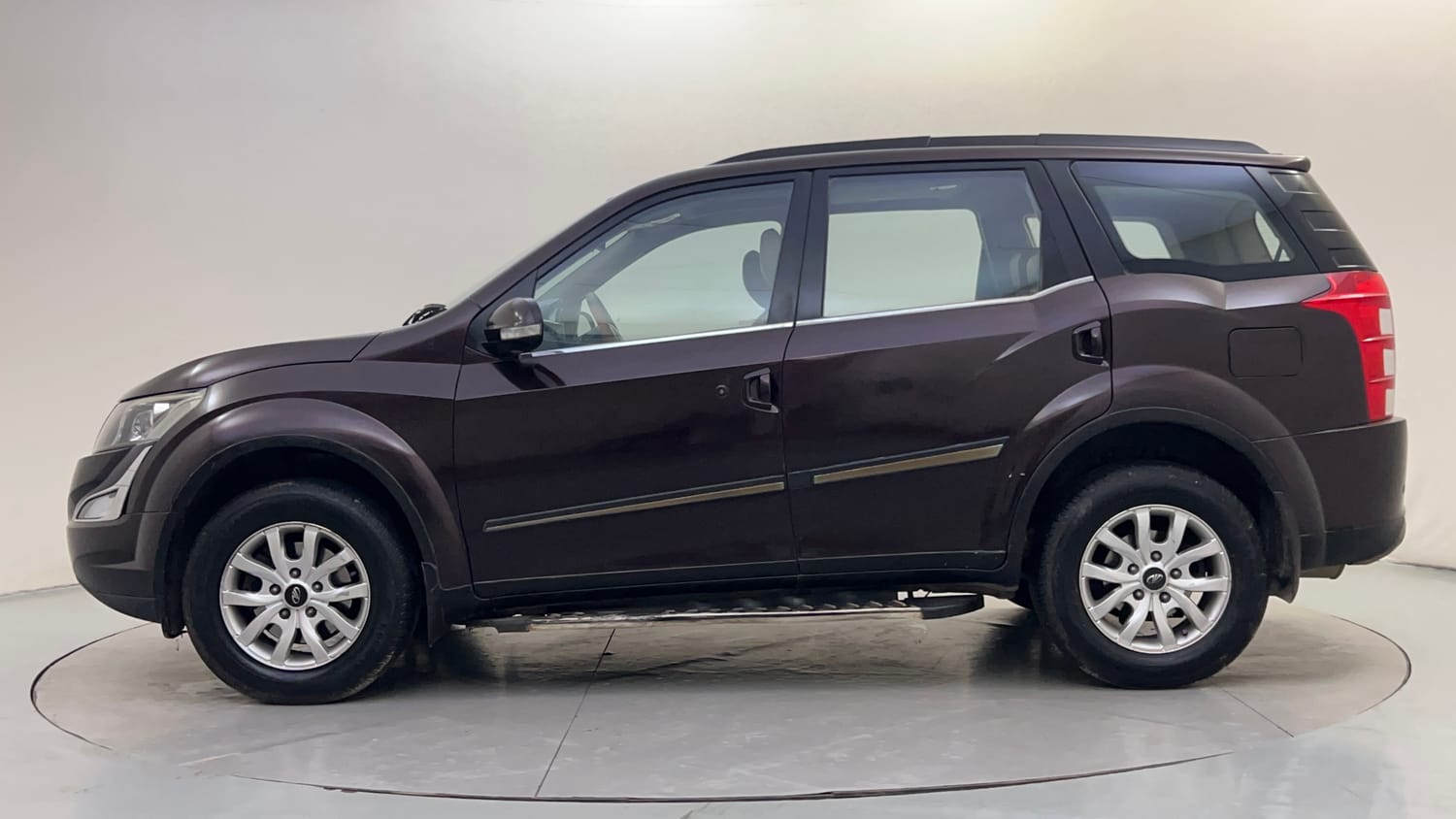 Used 2017 Mahindra XUV500 W10 AT Diesel Automatic exterior LEFT SIDE VIEW