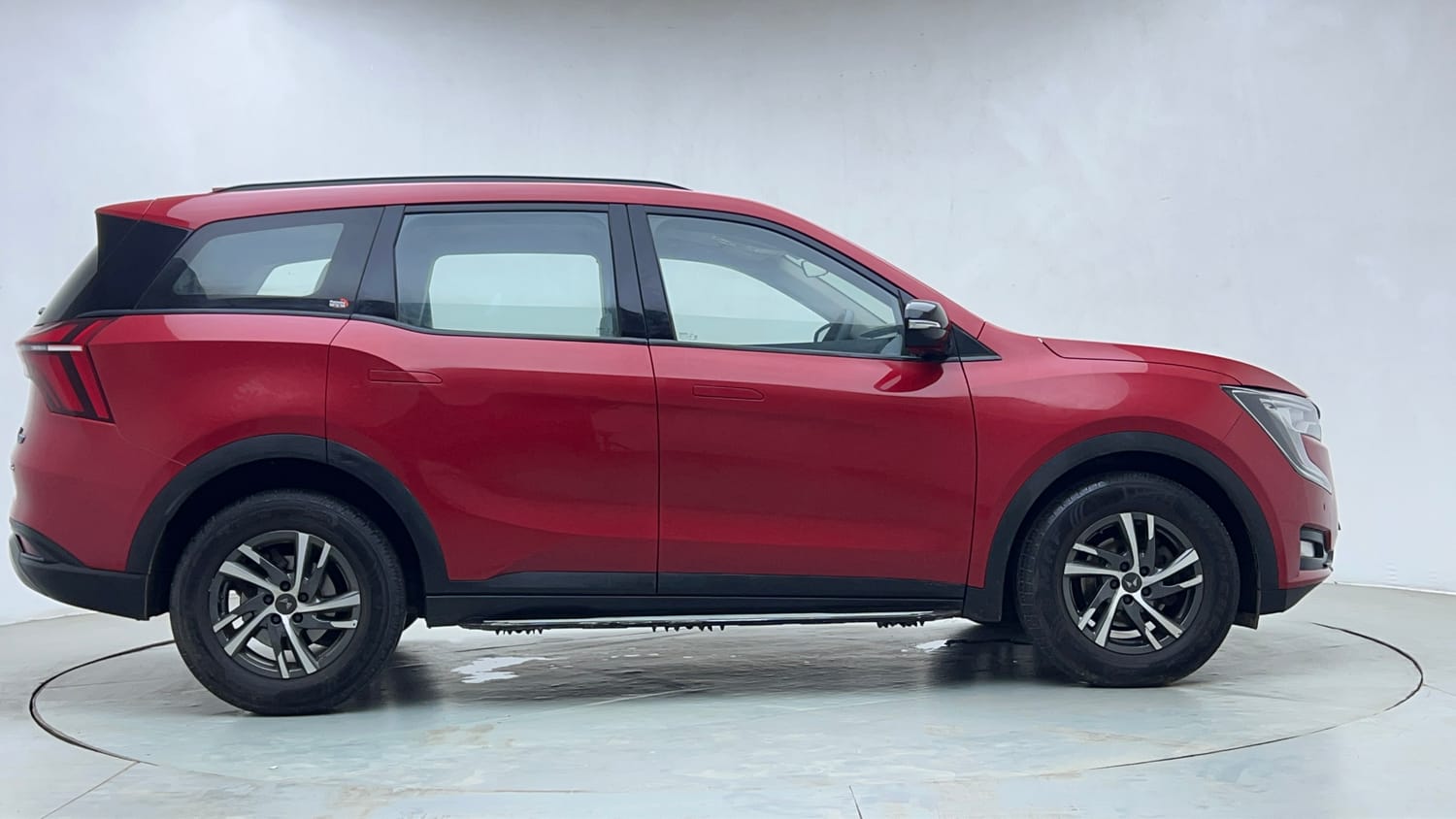 Used 2022 Mahindra XUV700 AX 5 Petrol AT 5 STR Petrol Automatic exterior RIGHT SIDE VIEW