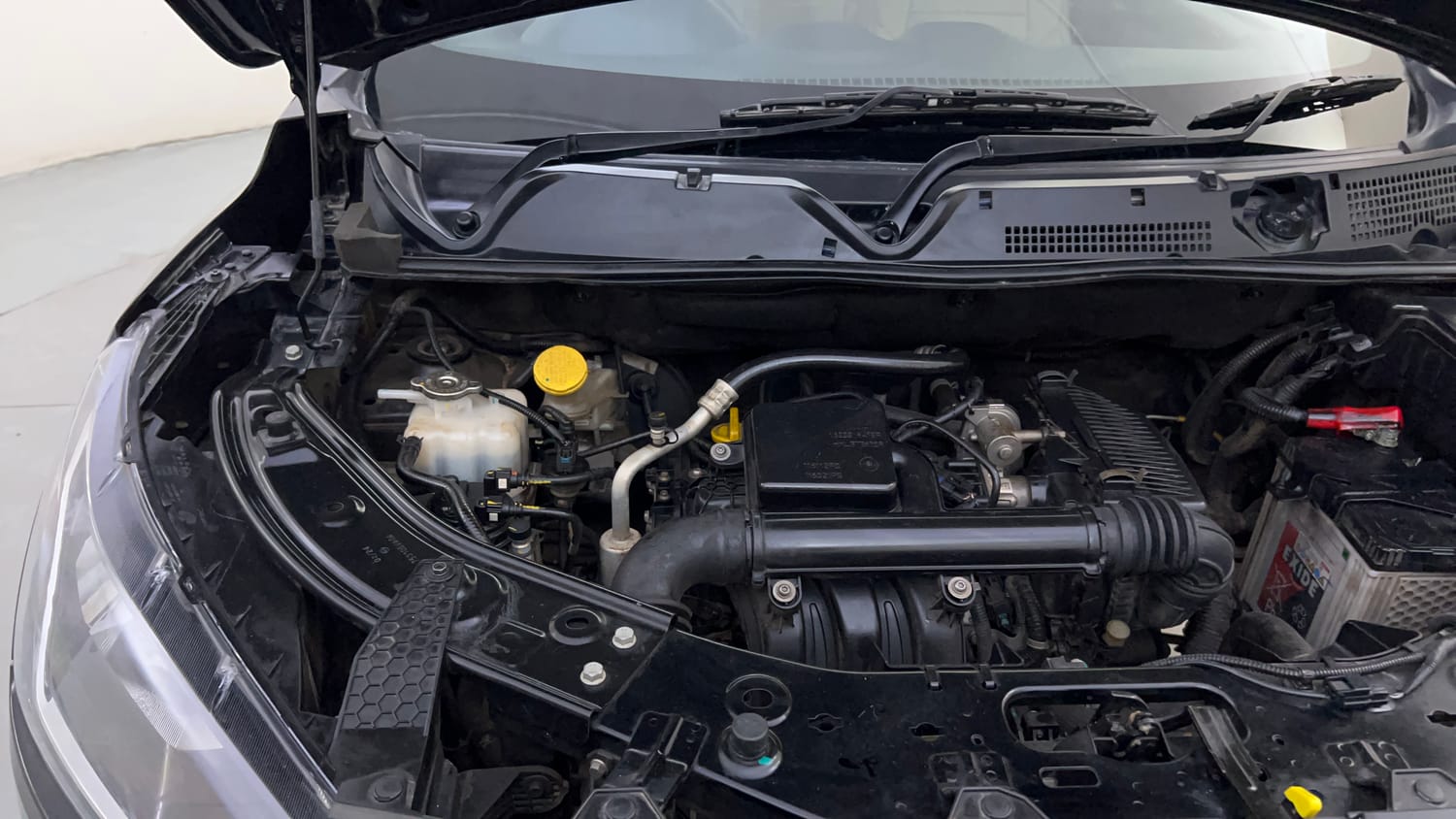 Used 2024 Nissan Magnite XL AMT Petrol Automatic engine ENGINE RIGHT SIDE HINGE & APRON VIEW