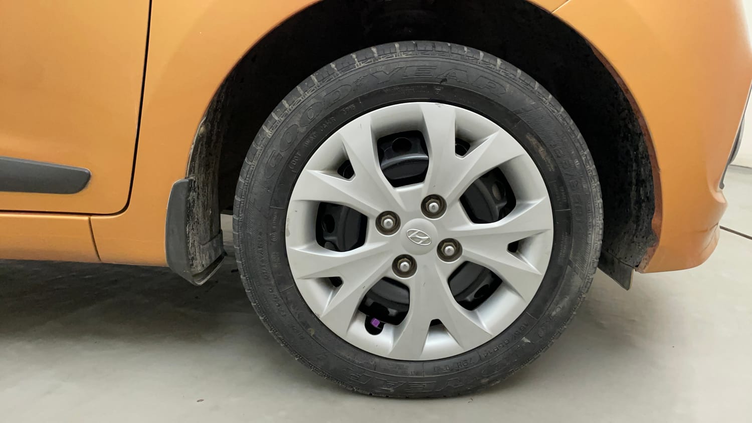 Used 2015 Hyundai Grand i10 Sportz 1.2 Kappa VTVT Petrol Manual tyres RIGHT FRONT TYRE RIM VIEW