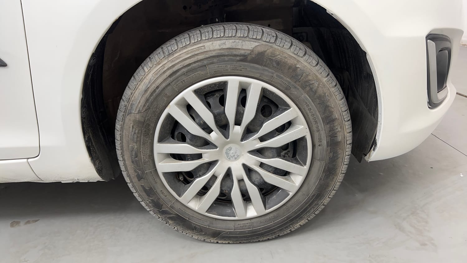 Used 2017 Maruti Suzuki Swift VXi Petrol Manual tyres RIGHT FRONT TYRE RIM VIEW