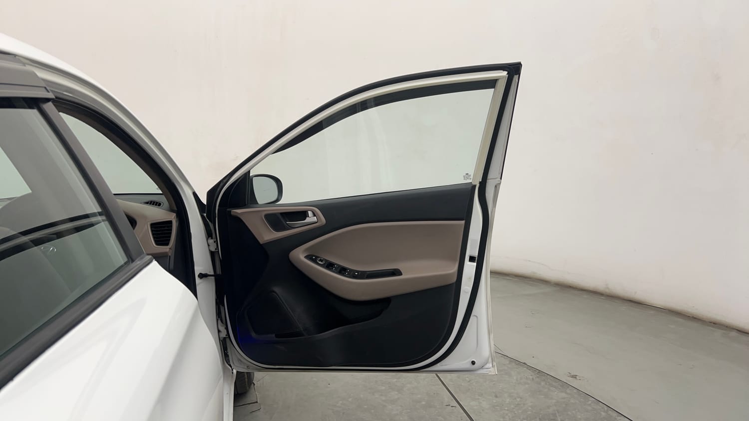 Used 2016 Hyundai Elite i20 Sportz 1.2 Petrol Manual interior RIGHT FRONT DOOR OPEN VIEW