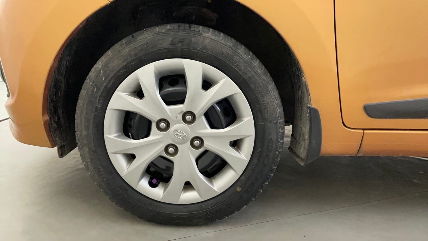Used 2015 Hyundai Grand i10 Sportz 1.2 Kappa VTVT Petrol Manual tyres LEFT FRONT TYRE RIM VIEW