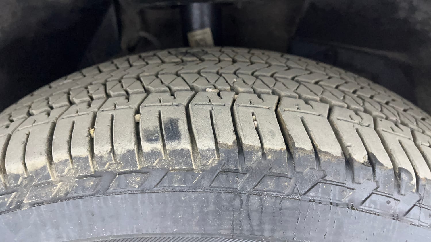 Used 2016 Mahindra XUV500 W10 AT Diesel Automatic tyres RIGHT FRONT TYRE TREAD VIEW