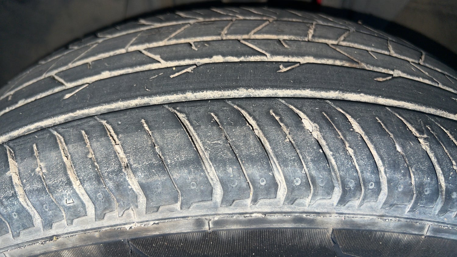 Used 2024 Renault Kiger RXT AMT Petrol Automatic tyres LEFT FRONT TYRE TREAD VIEW