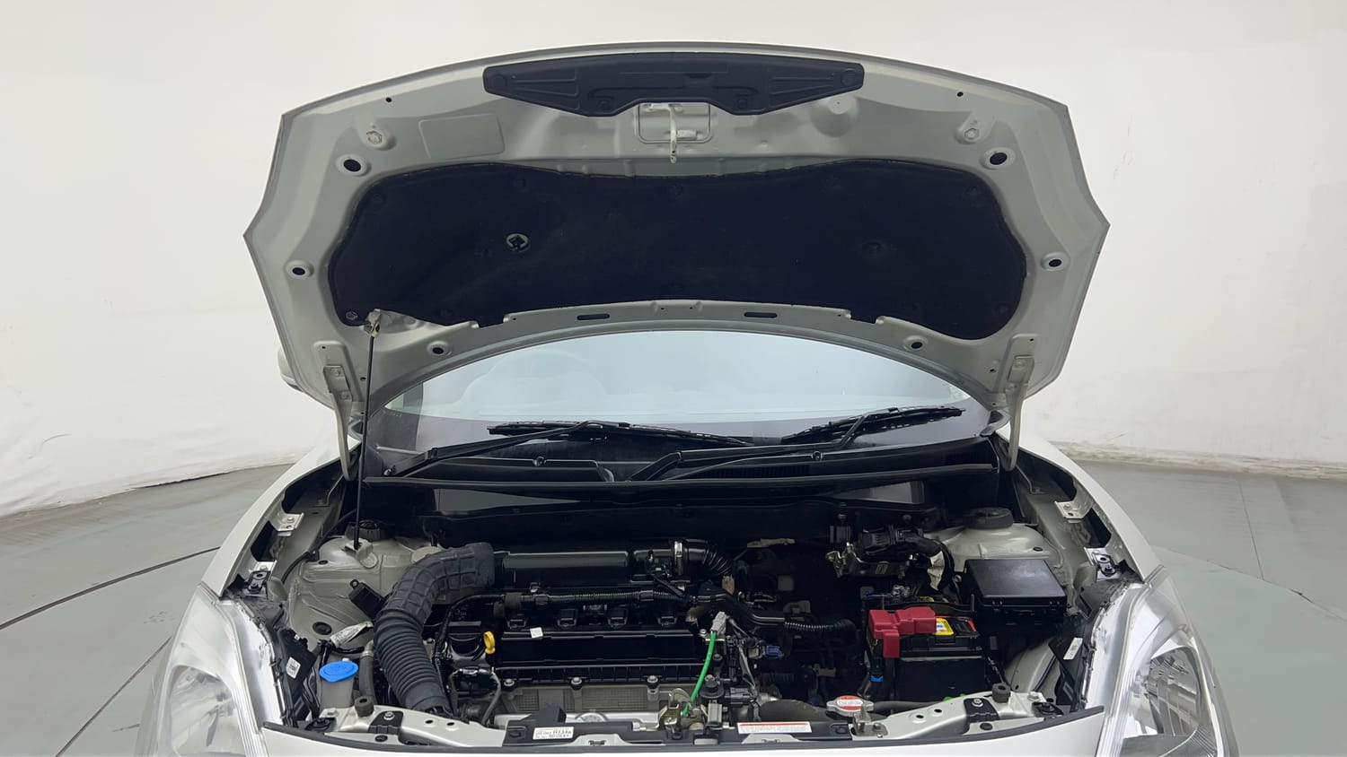 Used 2022 Maruti Suzuki Swift VXi Petrol Manual engine ENGINE & BONNET OPEN FRONT VIEW