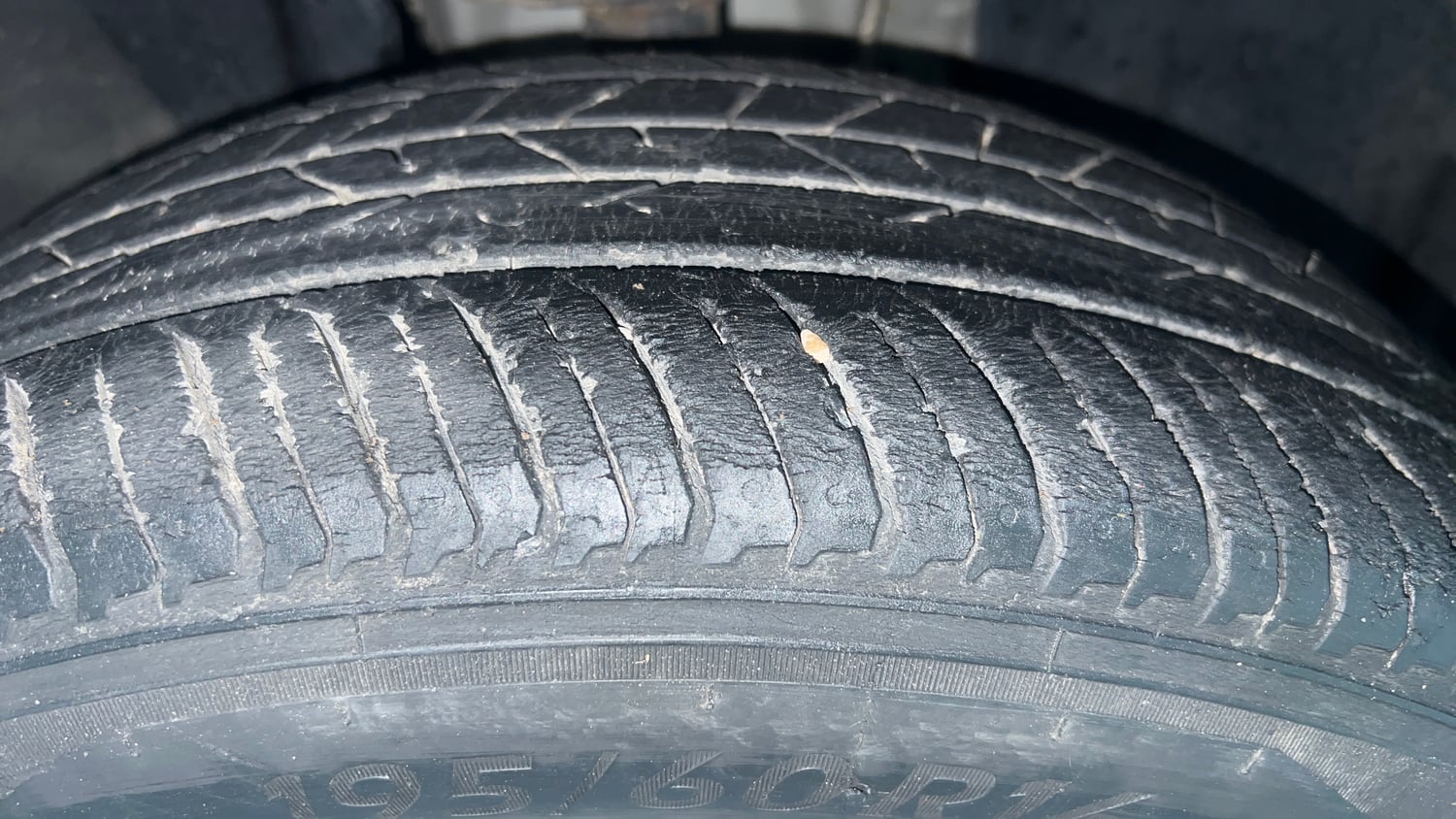 Used 2021 Nissan Magnite XE Petrol Manual tyres RIGHT FRONT TYRE TREAD VIEW
