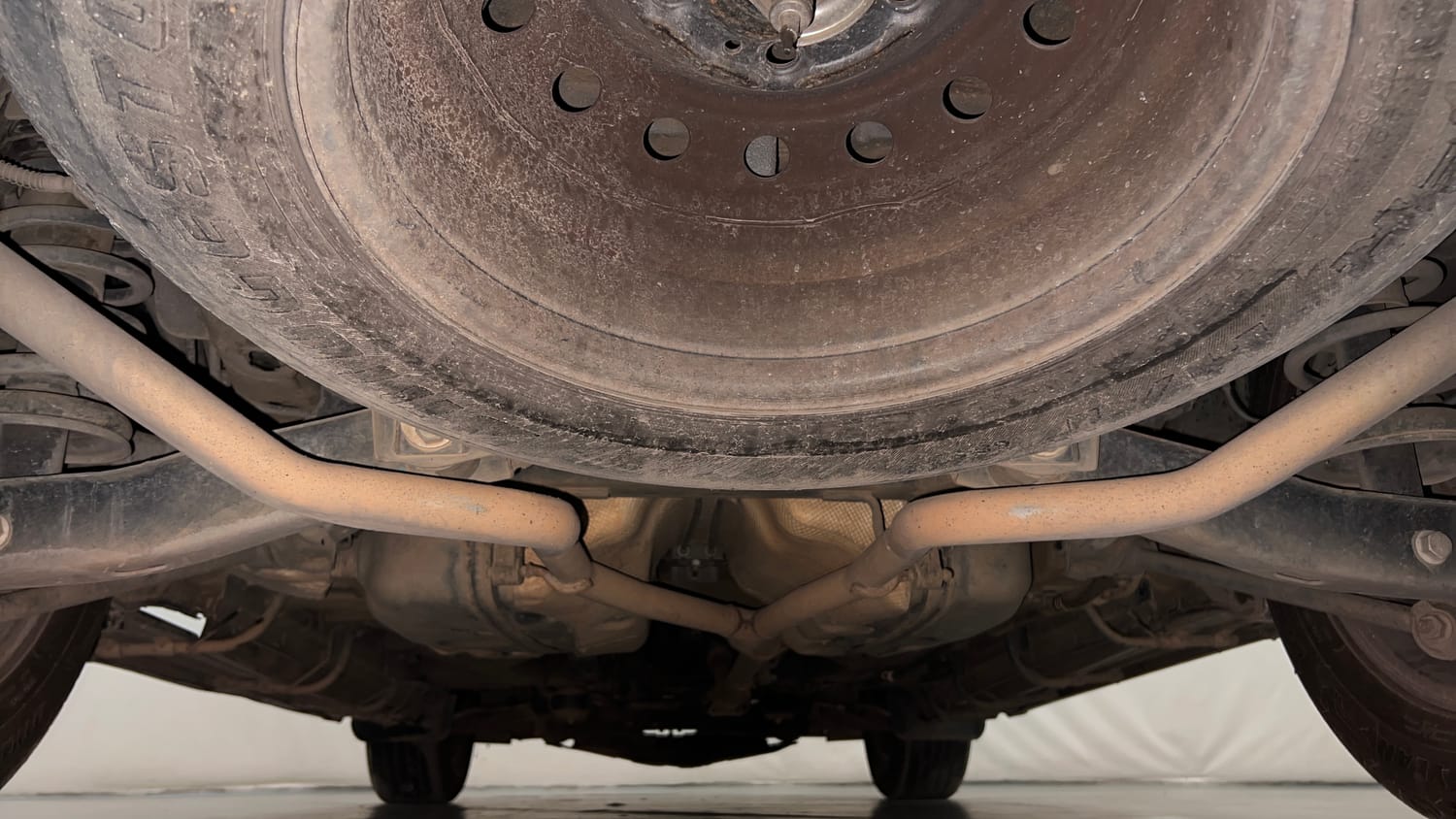 Used 2017 Mahindra XUV500 W10 AT Diesel Automatic extra REAR UNDERBODY VIEW (TAKEN FROM REAR)