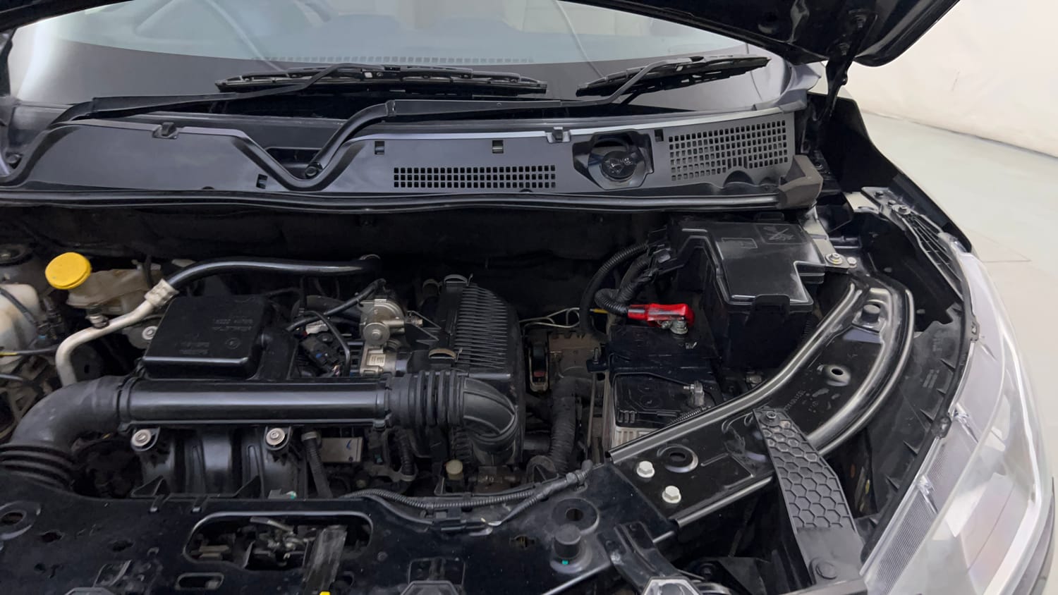 Used 2024 Nissan Magnite XL AMT Petrol Automatic engine ENGINE LEFT SIDE HINGE & APRON VIEW