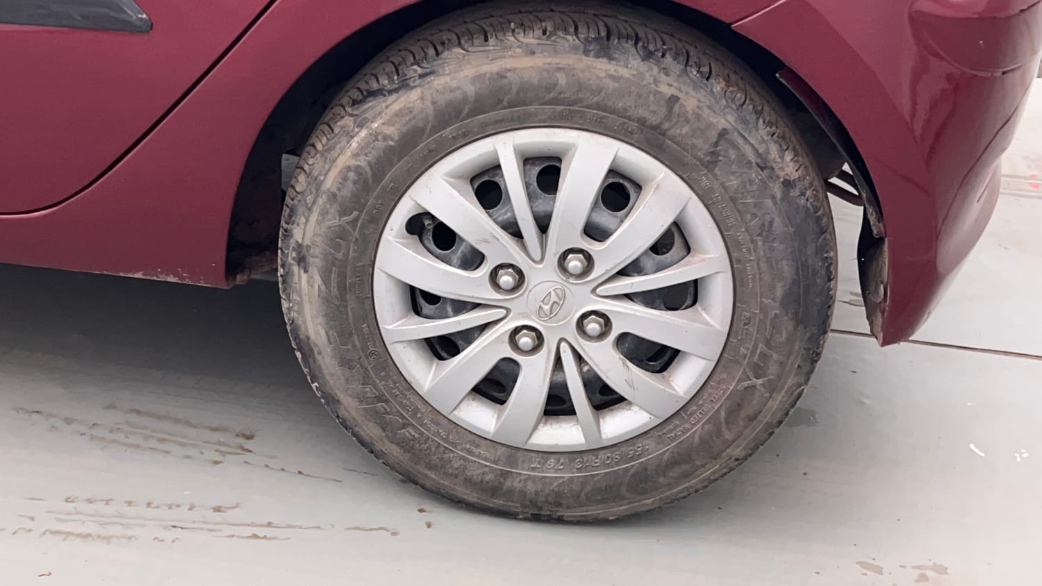 Used 2016 Hyundai i10 Sportz 1.1 iRDE2 Petrol Manual tyres LEFT REAR TYRE RIM VIEW