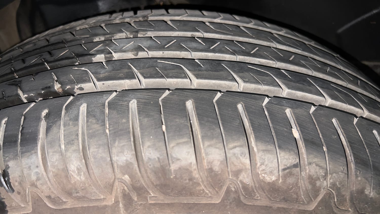 Used 2017 Mahindra XUV500 W10 AT Diesel Automatic tyres RIGHT REAR TYRE TREAD VIEW