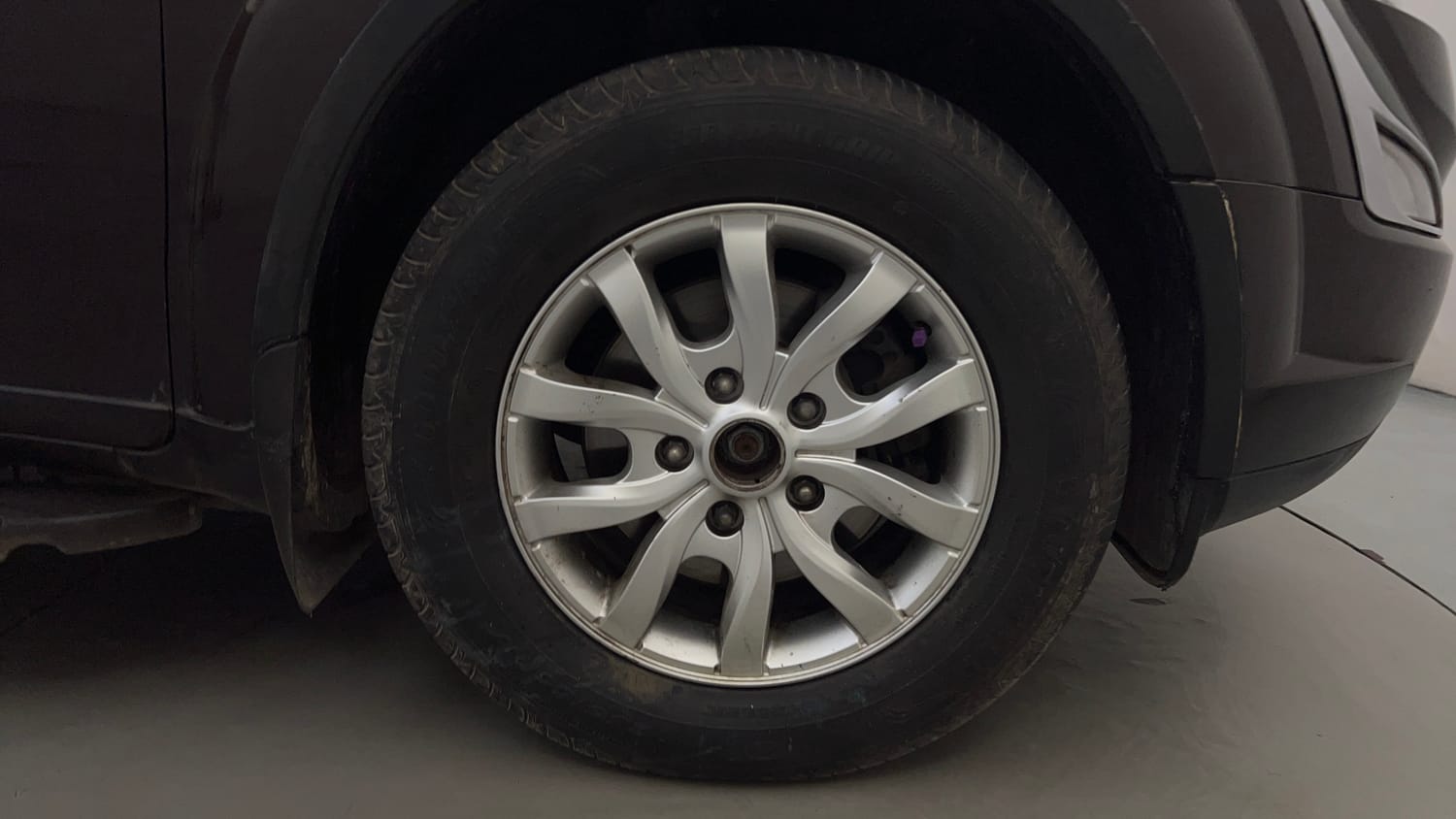Used 2017 Mahindra XUV500 W10 AT Diesel Automatic tyres RIGHT FRONT TYRE RIM VIEW