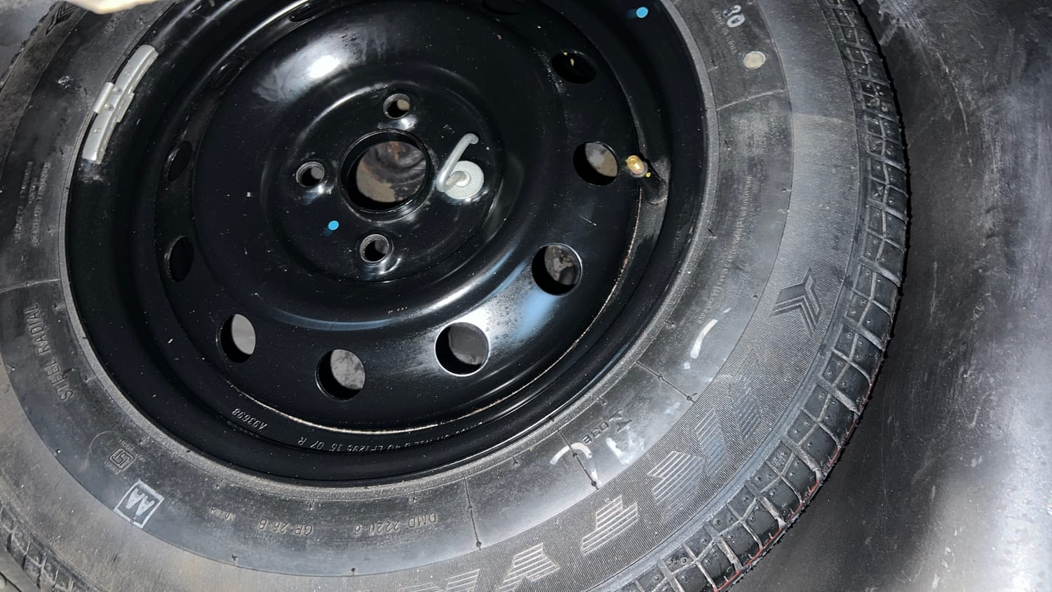 Used 2015 Maruti Suzuki Swift VXi Petrol Manual tyres SPARE TYRE VIEW