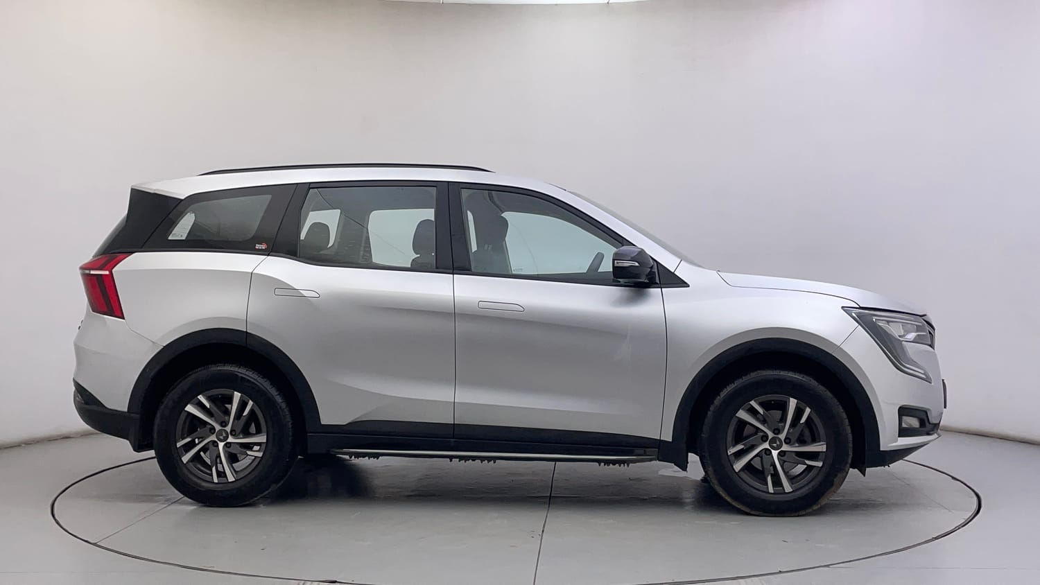 Used 2022 Mahindra XUV700 AX 5 Petrol AT 5 STR Petrol Automatic exterior RIGHT SIDE VIEW