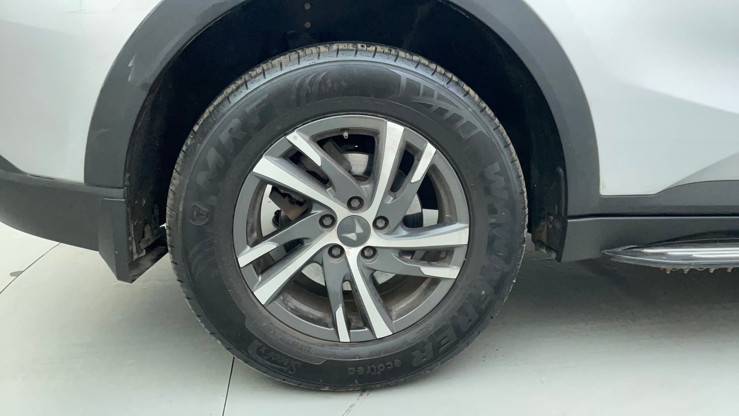 Used 2022 Mahindra XUV700 AX 5 Petrol AT 5 STR Petrol Automatic tyres RIGHT REAR TYRE RIM VIEW