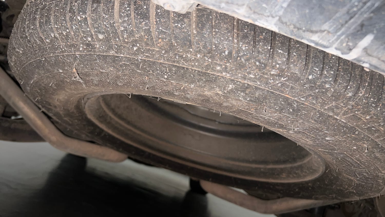 Used 2019 Mahindra XUV500 W9 AT Diesel Automatic tyres SPARE TYRE VIEW