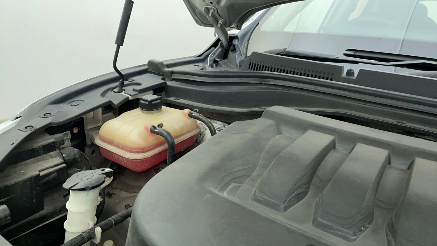 Used 2022 Mahindra XUV700 AX 5 Petrol AT 5 STR Petrol Automatic engine ENGINE RIGHT SIDE HINGE & APRON VIEW