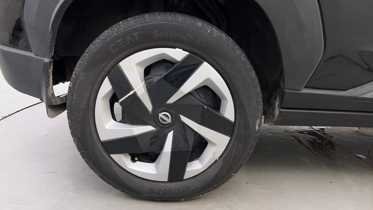 Used 2024 Nissan Magnite XL AMT Petrol Automatic tyres RIGHT REAR TYRE RIM VIEW