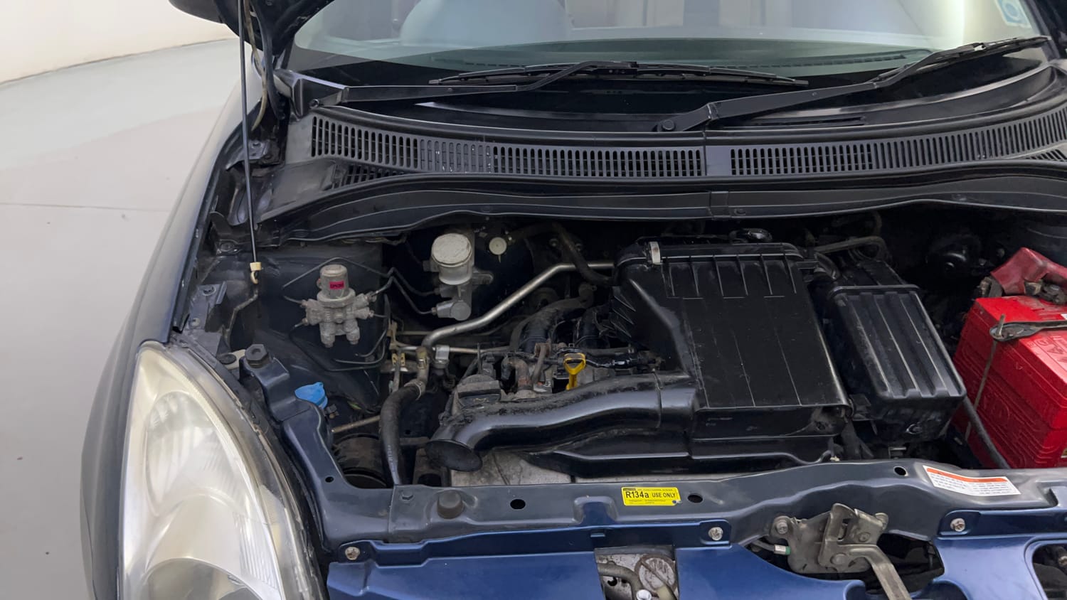 Used 2012 Maruti Suzuki Swift Dzire LXi 1.2 BS-IV Petrol Manual engine ENGINE RIGHT SIDE HINGE & APRON VIEW