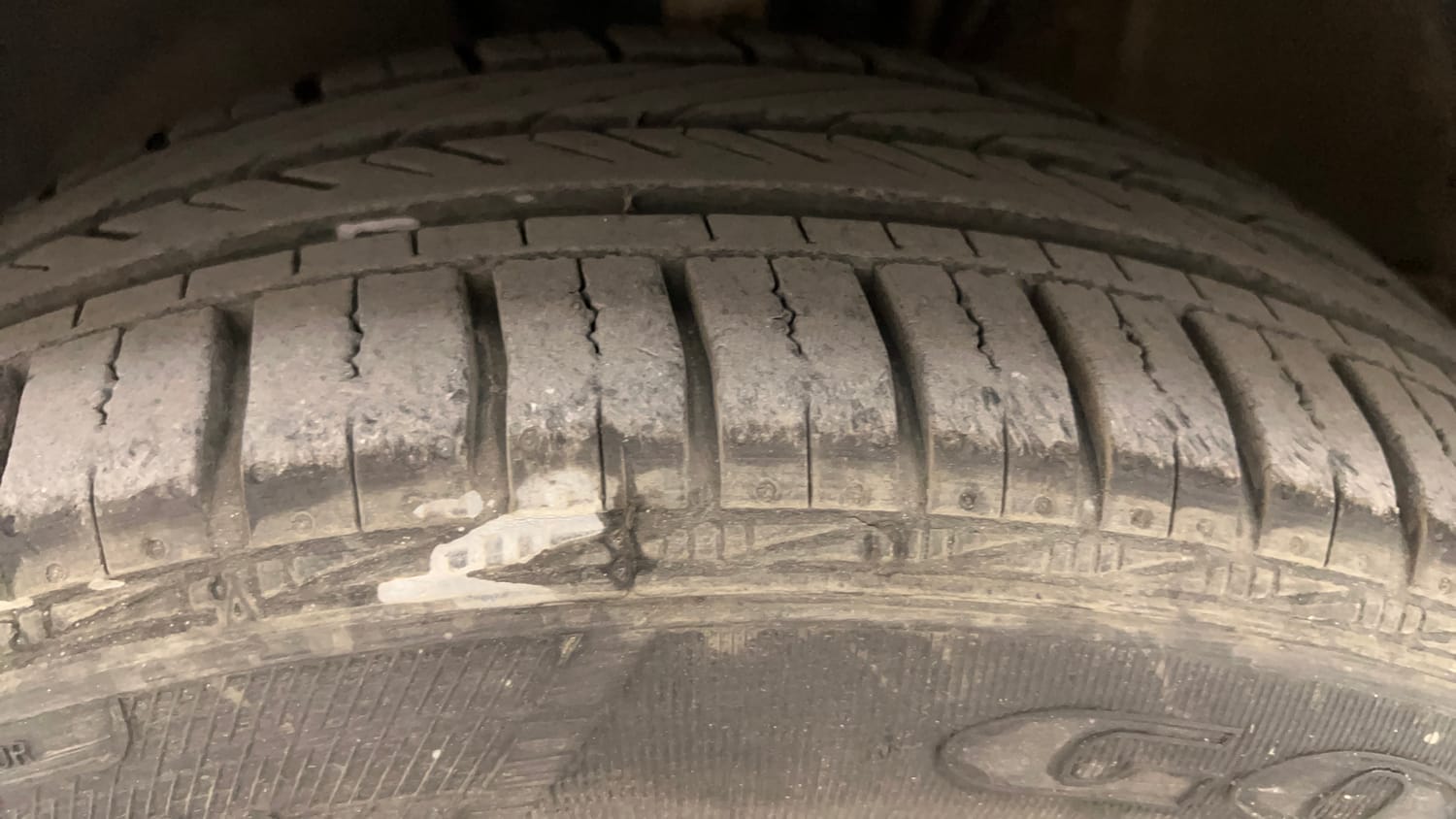 Used 2015 Volkswagen Polo Comfortline 1.2L (P) Petrol Manual tyres LEFT FRONT TYRE TREAD VIEW