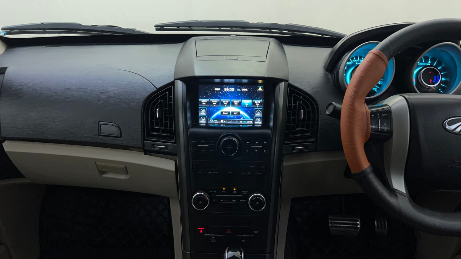 Used 2017 Mahindra XUV500 W10 AT Diesel Automatic interior MUSIC SYSTEM & AC CONTROL VIEW
