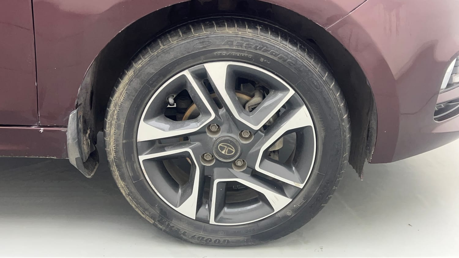 Used 2021 Tata Tigor XZA Plus Petrol Automatic tyres RIGHT FRONT TYRE RIM VIEW