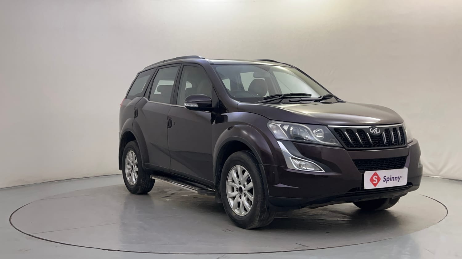 Used 2017 Mahindra XUV500 W10 AT Diesel Automatic exterior RIGHT FRONT CORNER VIEW