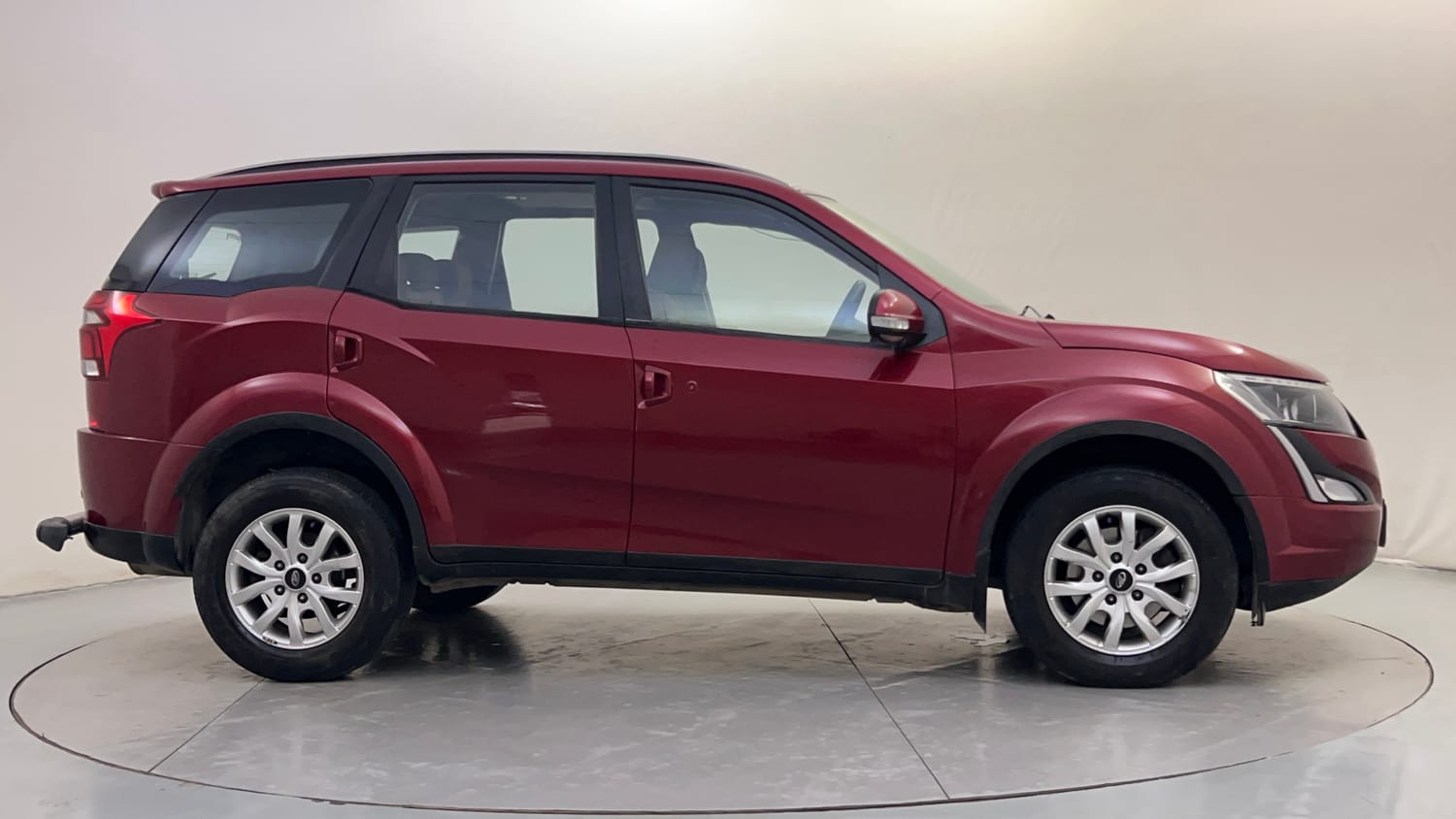 Used 2019 Mahindra XUV500 W9 AT Diesel Automatic exterior RIGHT SIDE VIEW
