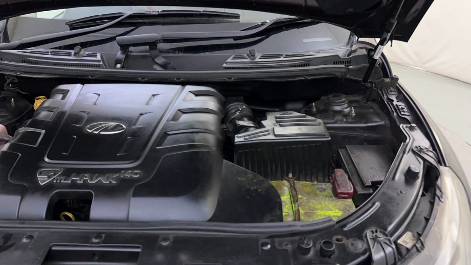 Used 2017 Mahindra XUV500 W10 AT Diesel Automatic engine ENGINE LEFT SIDE HINGE & APRON VIEW