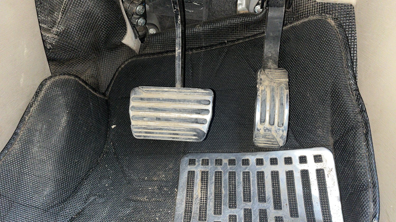 Used 2016 Mahindra XUV500 W10 AT Diesel Automatic interior PEDALS VIEW