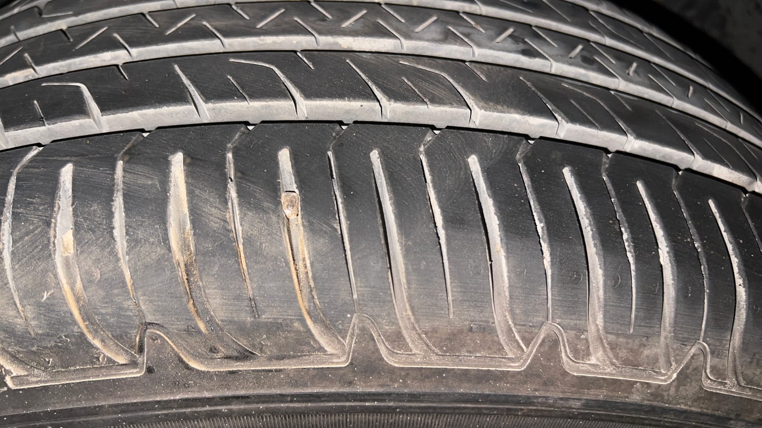 Used 2017 Mahindra XUV500 W10 AT Diesel Automatic tyres RIGHT FRONT TYRE TREAD VIEW