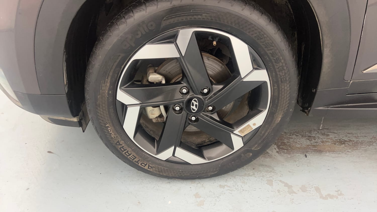 Used 2022 Hyundai Alcazar Signature (O) 7 Seater 1.5 Diesel AT Diesel Automatic tyres LEFT FRONT TYRE RIM VIEW