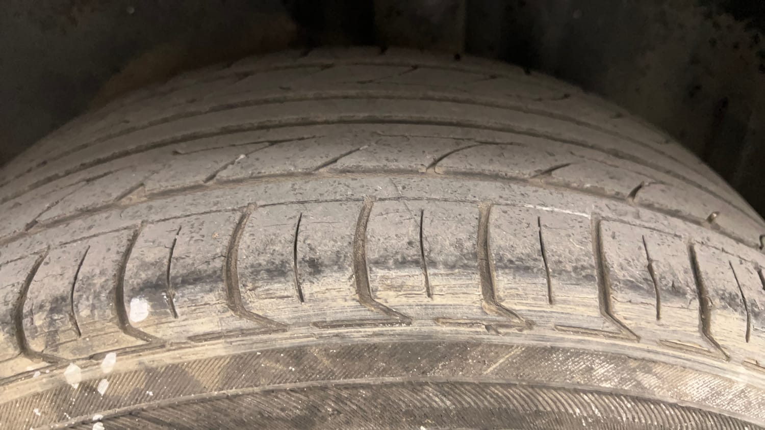 Used 2015 Volkswagen Polo Comfortline 1.2L (P) Petrol Manual tyres LEFT REAR TYRE TREAD VIEW
