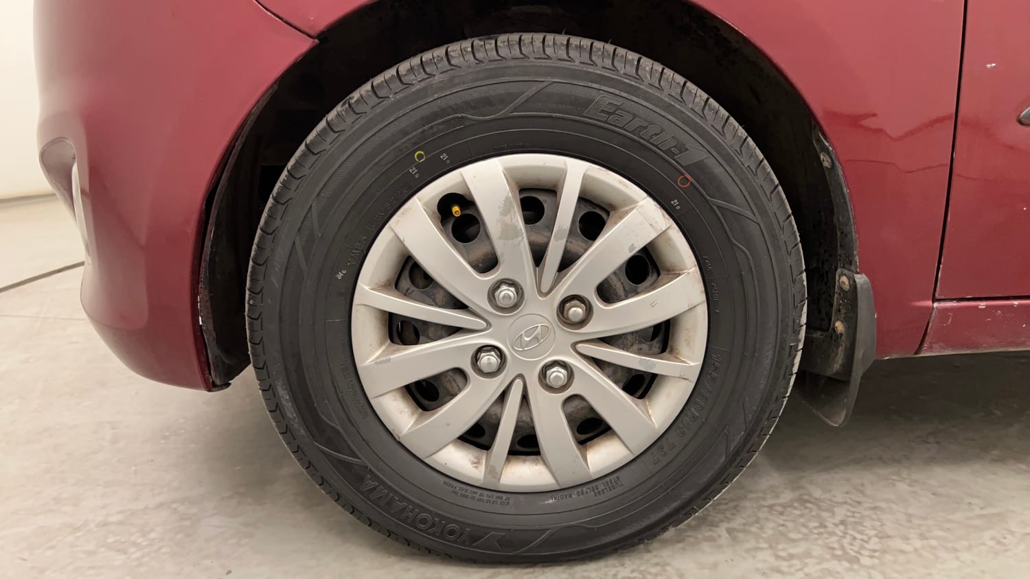 Used 2015 Hyundai i10 Sportz 1.1 iRDE2 Petrol Manual tyres LEFT FRONT TYRE RIM VIEW