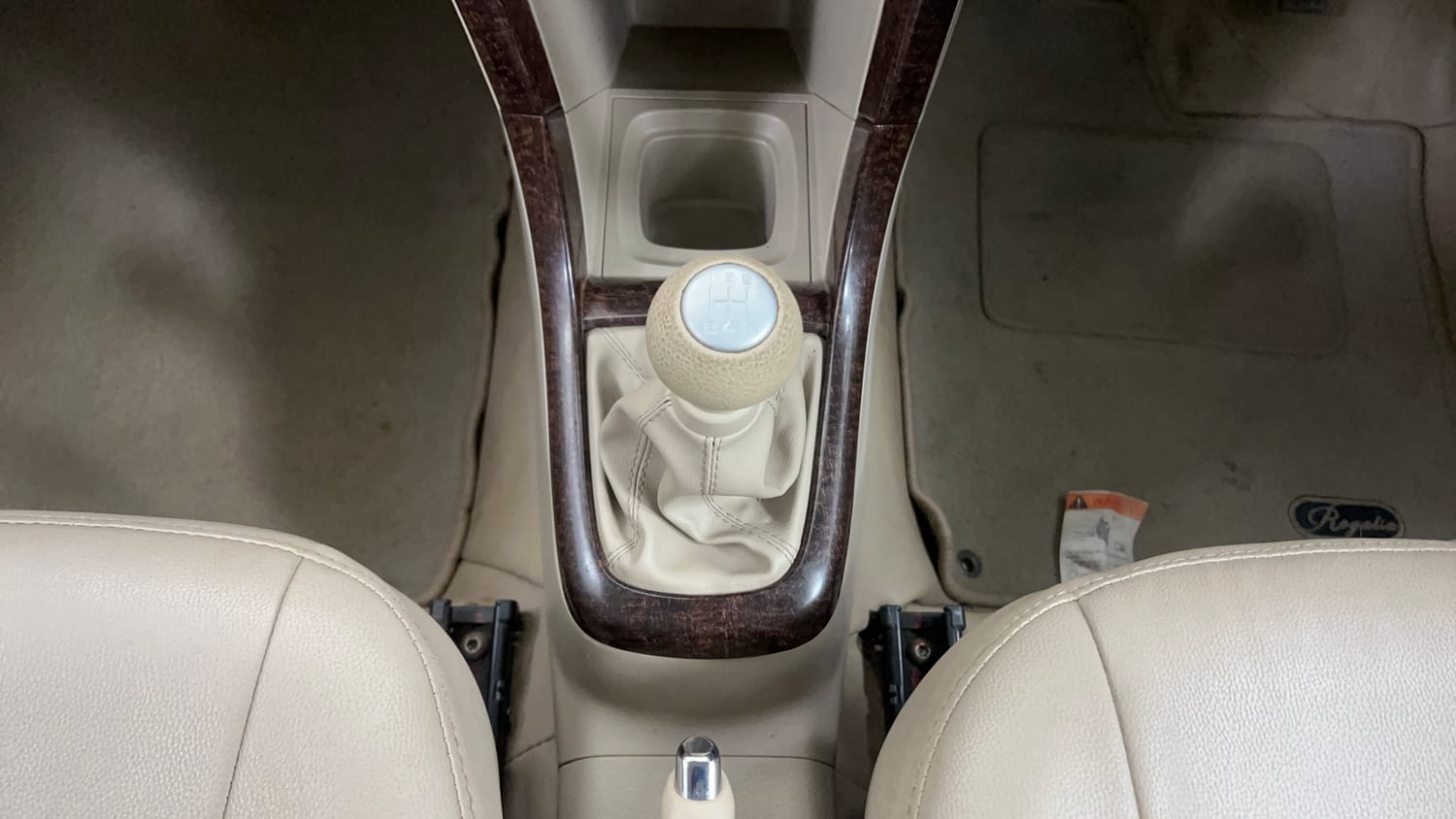 Used 2015 Maruti Suzuki Swift Dzire VXI Petrol Manual interior GEAR  KNOB VIEW