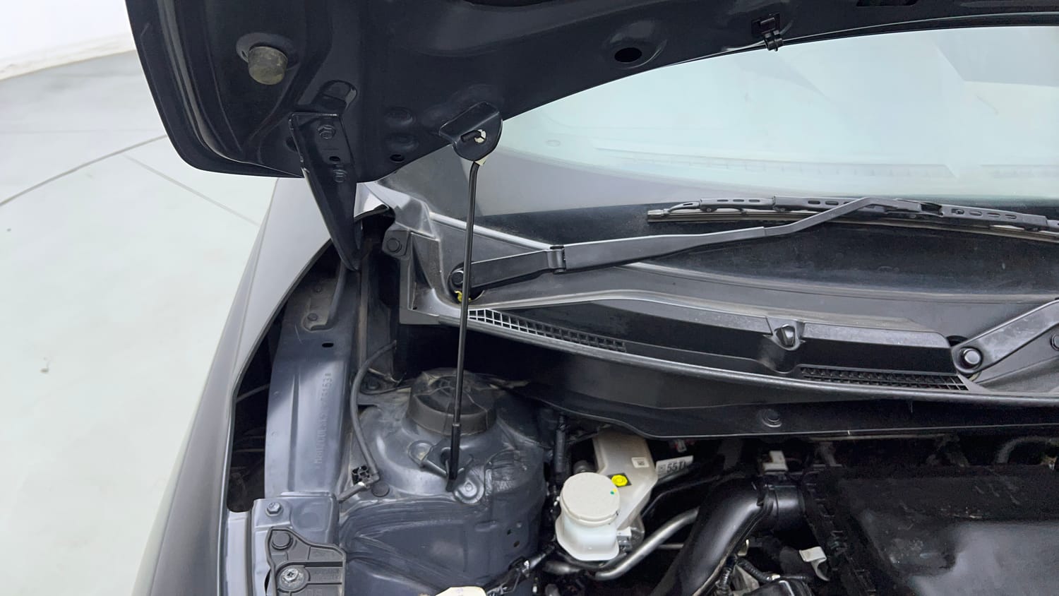 Used 2025 Maruti Suzuki Swift VXi AMT Petrol Automatic engine ENGINE RIGHT SIDE HINGE & APRON VIEW
