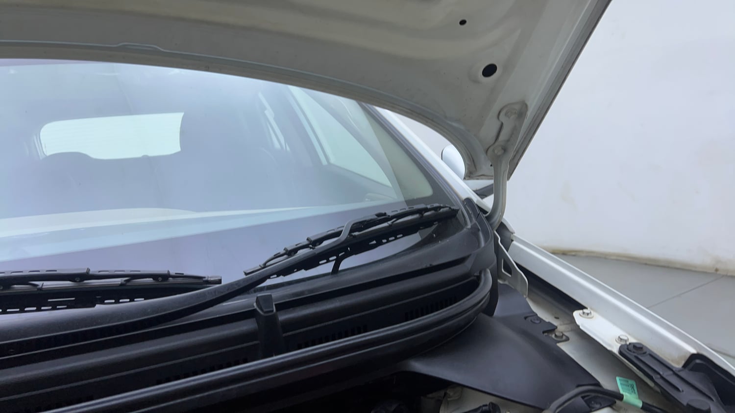 Used 2019 Hyundai Elite i20 Sportz Plus 1.2 Petrol Manual engine ENGINE LEFT SIDE HINGE & APRON VIEW