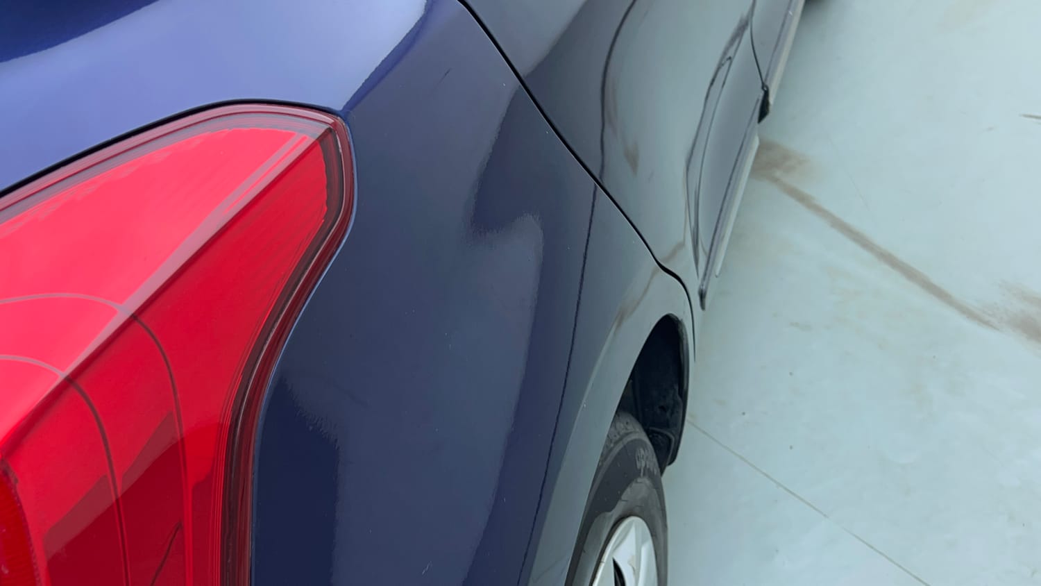 Used 2023 Maruti Suzuki Swift VXi AMT Petrol Automatic dents MINOR DENT