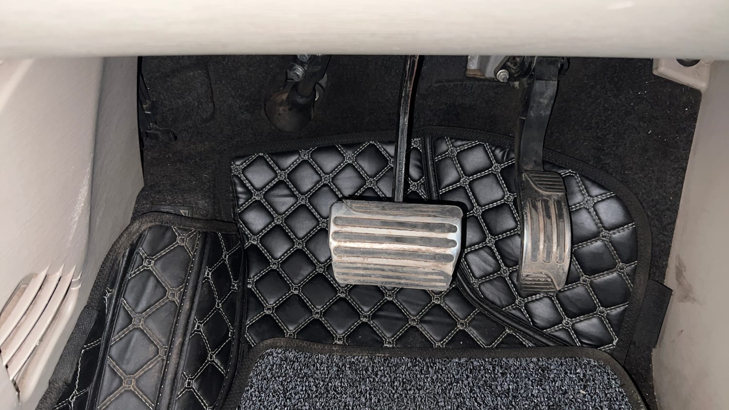 Used 2017 Mahindra XUV500 W10 AT Diesel Automatic interior PEDALS VIEW