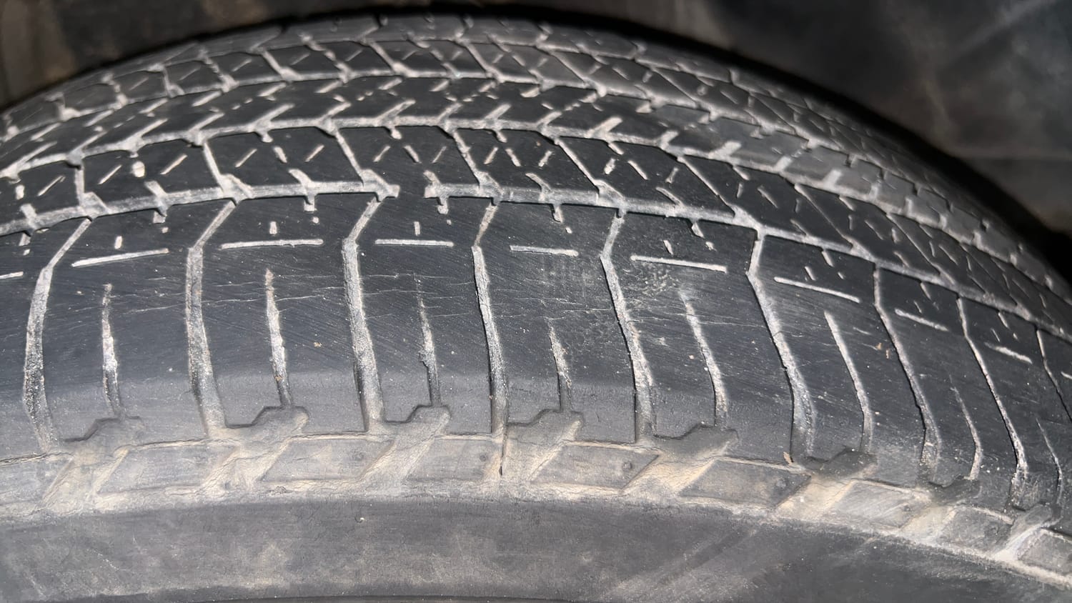 Used 2019 Mahindra XUV500 W9 AT Diesel Automatic tyres RIGHT REAR TYRE TREAD VIEW